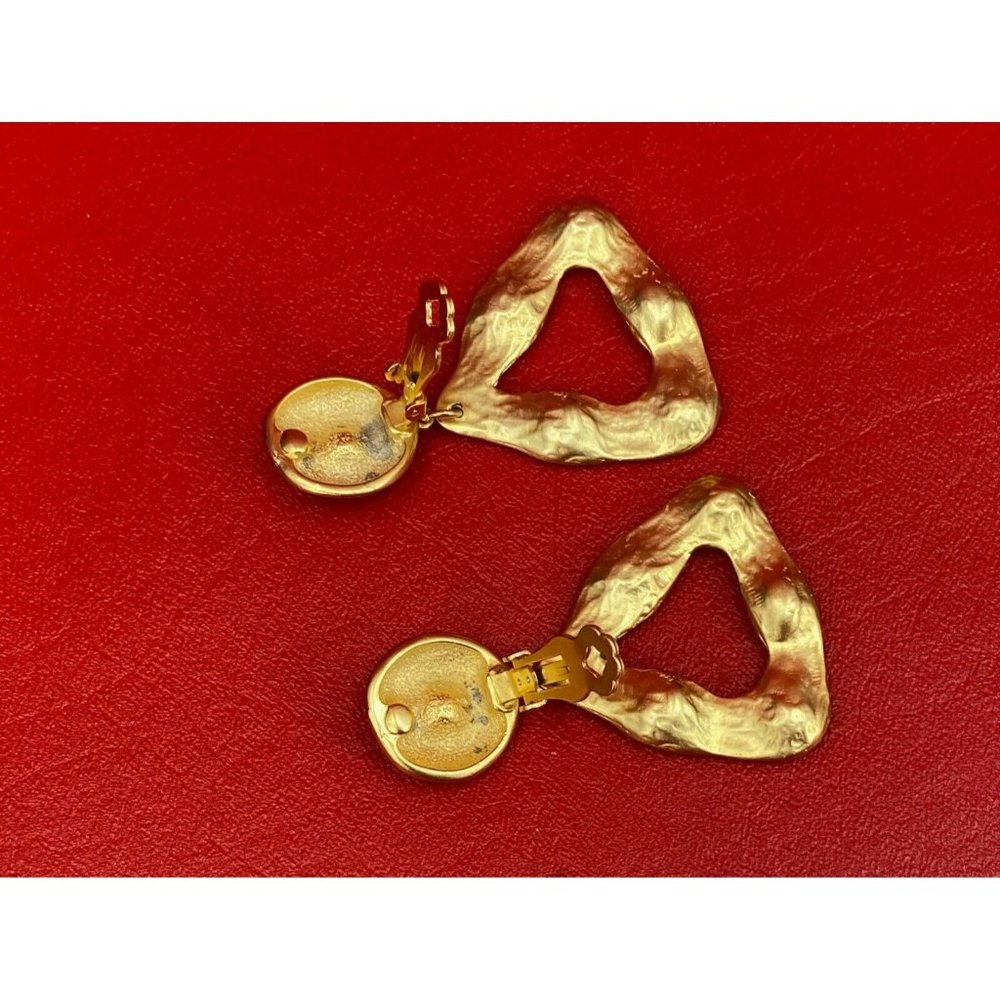 Vintage Norma Jean Large Triangle Etruscan Rivoli Matte Gold Tone Clip Earrings - Picture 5 of 8